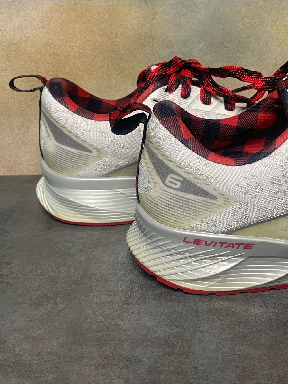 Brooks Levitate 6 Christmas Run Merry Women’s Running Shoes White/Red Size 8.5B - Picture 15 of 16